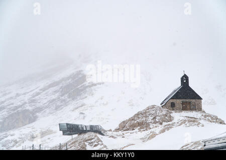 La piccola cappella sul Zugspitze nelle alpi della Germania Foto Stock