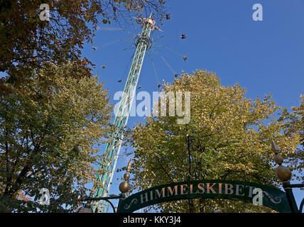 La Star Flyer o Himmelskibet, nei giardini di Tivoli nella stagione di Halloween. Con 80 m la giostra più alta nel nord Europa. Copenaghen, Danimarca Foto Stock