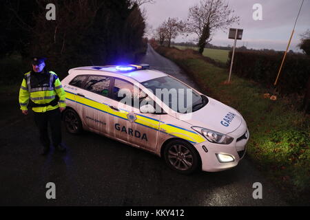 Gardai bloccare una strada vicino alla scena in cui un corpo è stato trovato in Walterstown, Dunboyne, sulla contea di Meath/Kildare confine. Foto Stock