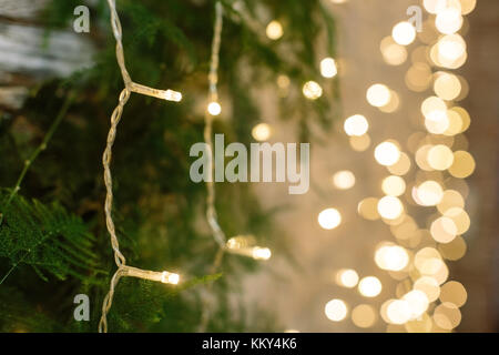 La natura, l'accoglienza, natale concetto. sullo sfondo blured con golden scintille ci sono una linea sottile di scintillio di luci che si nascondono nei fuzzy b Foto Stock