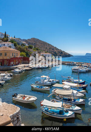 Piccolo porto di Kamini sulla costa nord, Hydra, Isole Saroniche, Grecia Foto Stock