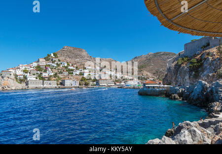 Costa nord guarda verso Hydra Town, Hydra, Isole Saroniche, Grecia Foto Stock