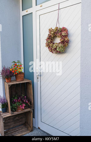 Still Life, sportello anteriore, decorazione autunnale, ghirlanda di fiori di ortensie, scatole di legno, fiori Foto Stock