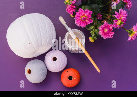 Still Life, zucche, Colore gessetto, pennello, fiori, Foto Stock