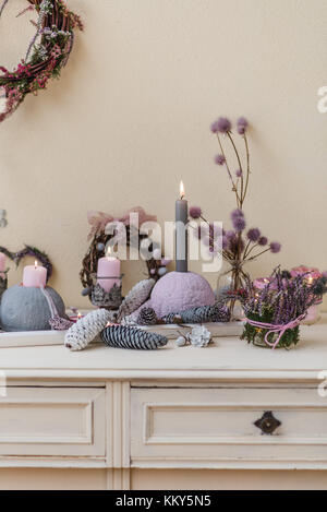 Credenza, decorazione autunnale, materiali naturali e colori pastello, Foto Stock