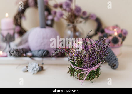 Credenza, decorazione autunnale, materiali naturali e colori pastello, dettaglio Foto Stock