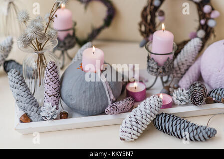 Credenza, decorazione autunnale, materiali naturali e colori pastello, dettaglio Foto Stock