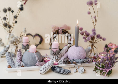 Credenza, decorazione autunnale, materiali naturali e colori pastello, dettaglio Foto Stock