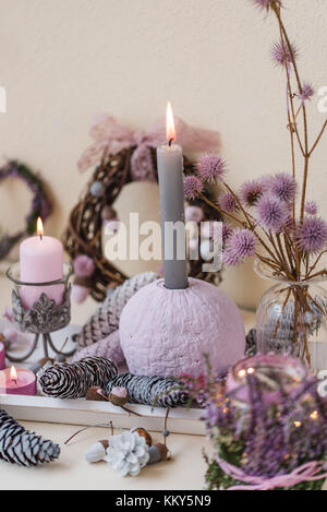 Credenza, decorazione autunnale, materiali naturali e colori pastello, dettaglio Foto Stock