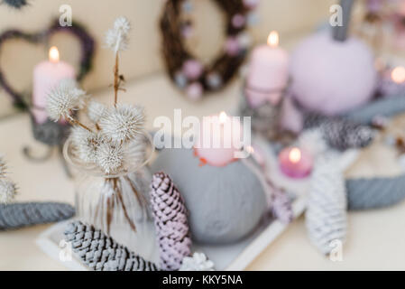 Credenza, decorazione autunnale, materiali naturali e colori pastello, dettaglio Foto Stock