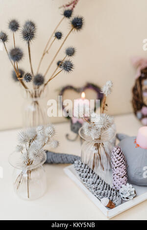 Credenza, decorazione autunnale, materiali naturali e colori pastello, dettaglio Foto Stock