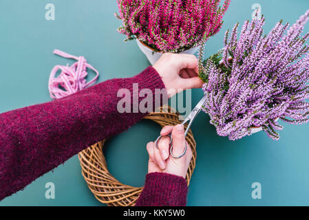 Fai-da-te, donna, dettaglio, mani, decorazione autunnale, Willow corona, Heather Foto Stock