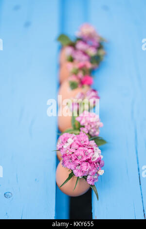 Fiori decorate in gusci, still life pasqua Foto Stock