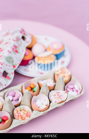 Gusci di gusci pieni di dolci e muffin, ancora più vivida Foto Stock