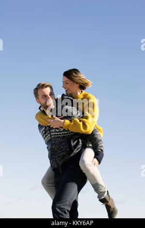 Giovane, mar baltico, spiaggia a piedi, piggyback, Foto Stock