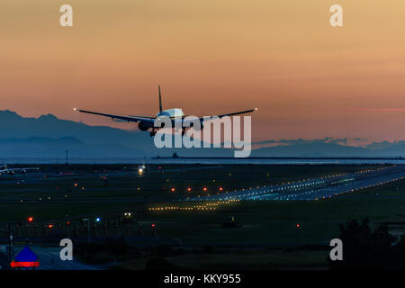 Un bellissimo atterraggio di un aereo sulla pista di un aeroporto moderno Foto Stock