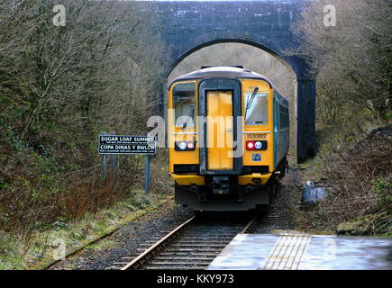 L'Arriva Trains Wales servizio a Swansea si discosta dalla Sugar Loaf stazione ferroviaria, la maggior parte della stazione remota sul cuore della linea Galles, situato da th Foto Stock