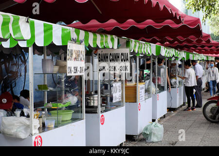 Ho chi minh city, Viet Nam- Dicembre 1, 2017: gruppo di food cart sul marciapiede che vendono vietnamita cibo di strada al mattino in ambiente urbano, Vietnam Foto Stock