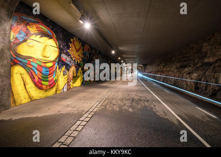 Autunno in bicicletta a 'Baana' traffico leggero percorso a Helsinki, Finlandia, Europa, UE Foto Stock