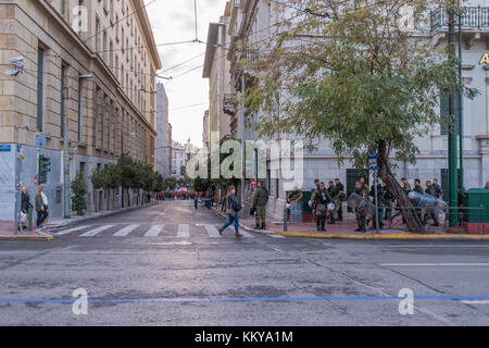 ATHENS, Grecia - 18 novembre 2017: Riot Police con il loro scudo, prendere la copertura durante il raduno di fronte all Università di Atene, che è sotto l'occupazione b Foto Stock