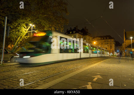 Strasburgo, Francia - 10 dicembre 2017: Tram in strasst di Strasburgo di notte Foto Stock