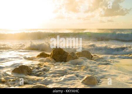 Pefkoulia beach in Lefkada Grecia al tramonto Foto Stock