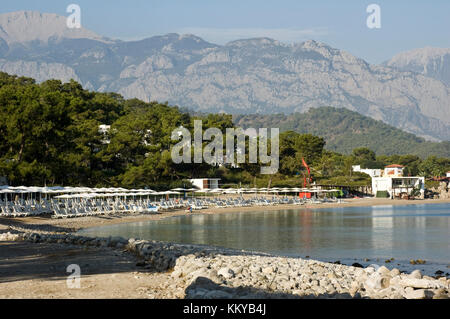 Kemer Antalia bella vista sul mare. Spiaggia Kemer Antalia con sabbia e montagne, il mare con la nave. Bellissimo porto vicino alla spiaggia di sabbia. Foto Stock