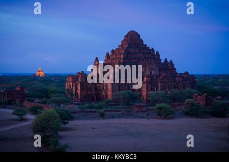 Da un santuario della tetto sopra la valle dei templi l'UNESCO-sito elencato di bagan è accesa dal tramonto. Foto Stock