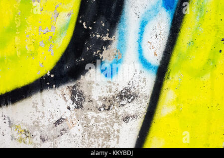 Abstract colorati frammento graffiti su un vecchio muro di cemento Foto Stock