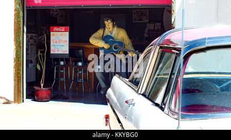 Williams, Arizona, USA, Giugno 23,2013: una statua di Elvis a ritorcitoi Fontana di soda in Williams, Arizona, sul percorso 66. Foto Stock