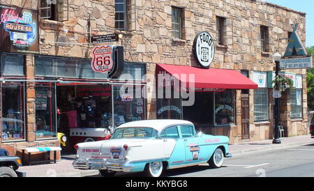 Williams, Arizona, Stati Uniti d'America, 23 Giugno 2013: una scena di strada con un antico auto di fronte a negozi di souvenir in Williams, Arizona, sul percorso 66. Foto Stock