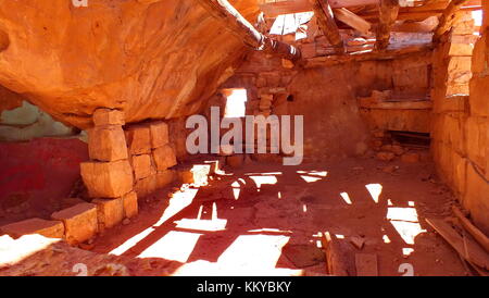 Abbandonato il vecchio rock house al di sotto di vermiglio scogliere a ovest di lees ferry in Arizona, Stati Uniti. Foto Stock