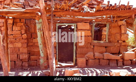 Abbandonato il vecchio rock house al di sotto di vermiglio scogliere a ovest di lees ferry in Arizona, Stati Uniti. Foto Stock