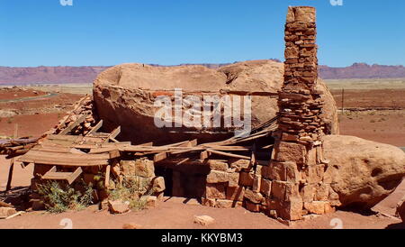 Abbandonato il vecchio rock house al di sotto di vermiglio scogliere a ovest di lees ferry in Arizona, Stati Uniti. Foto Stock