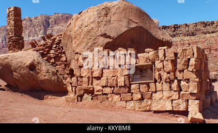 Abbandonato il vecchio rock house al di sotto di vermiglio scogliere a ovest di lees ferry in Arizona, Stati Uniti. Foto Stock