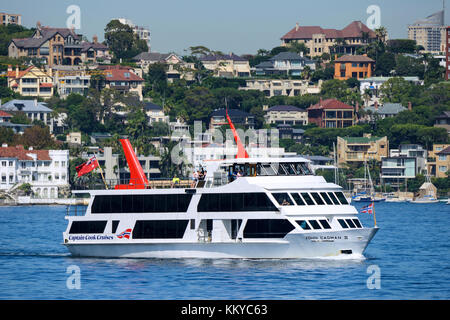 La nave di crociera con punto piper edifici residenziali in background, da eremita bay, Vaucluse, un sobborgo a est di Sydney, Nuovo Galles del Sud, Australia Foto Stock