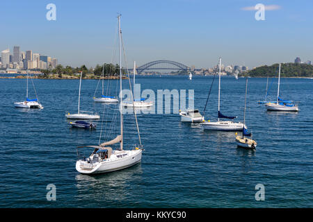 Yacht al di ancoraggio nella baia di eremita, Vaucluse, con skyline di Sydney e il Sydney Harbour Bridge in background - Sydney, Nuovo Galles del Sud, Australia Foto Stock