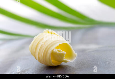 Ricciolo di burro o rotolo, vista dall'alto. Foto Stock