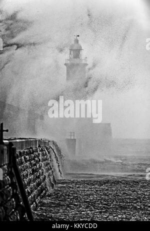 Tynemouth molo nord durante infuria la tempesta di neve Foto Stock