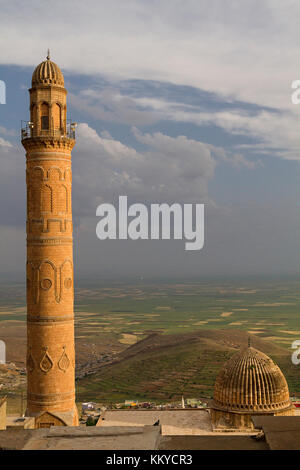 Minareto e la cupola della grande moschea di Mardin, la Turchia con la mesopotamia di pianura e di frontiera siriana sullo sfondo. Foto Stock