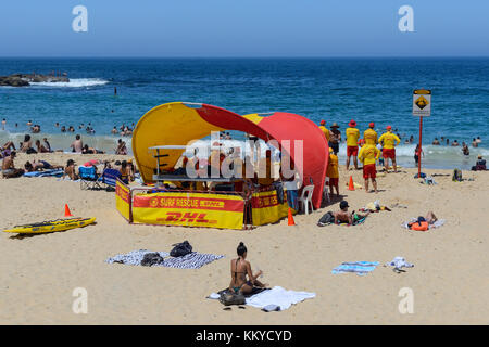 Navigare stazione di salvataggio su Coogee Beach, Coogee, un sobborgo a est di Sydney, Nuovo Galles del Sud, Australia Foto Stock