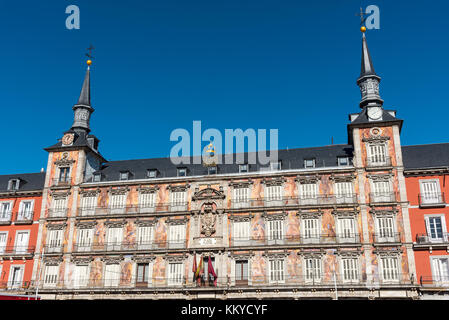 Dettaglio della Plaza Mayor di Madrid con la Casa de la Panaderia (Panificio casa) Foto Stock