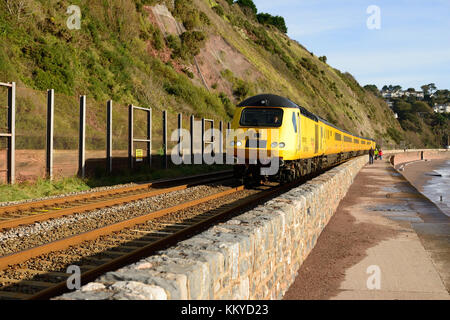 La guida della rete nuovo treno di misurazione in direzione ovest lungo la parete del mare a Teignmouth. Foto Stock
