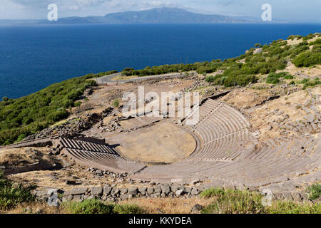 Teatro antico nelle rovine di Assos in Turchia e isola greca, Lesbo sullo sfondo. Foto Stock