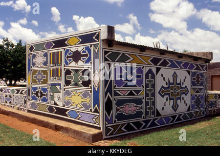 Caratteristici decori delle case del villaggio Ndebele in Sud Africa Foto Stock