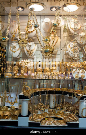 Tipico jewelery nel souq di Tripoli Foto Stock