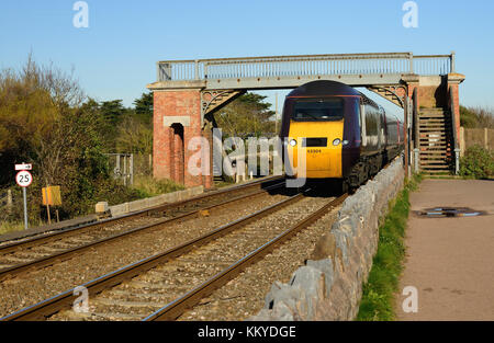 Un treno ad alta velocità Cross Country lungo il lungomare a Dawlish Warren, South Devon. Foto Stock