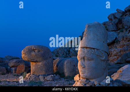 Le statue sulla sommità del monte Nemrut, al crepuscolo, adiyaman, Turchia. Foto Stock