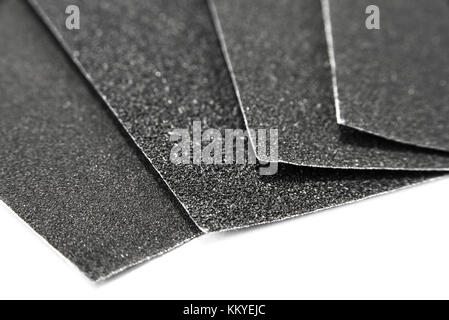 Nero fogli di carta vetrata a prova d'acqua su sfondo bianco Foto Stock