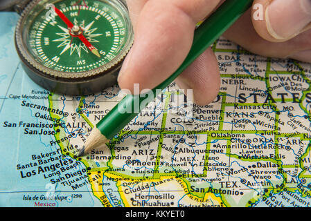 Mappa usa con matita puntando su varie città americana. Foto Stock